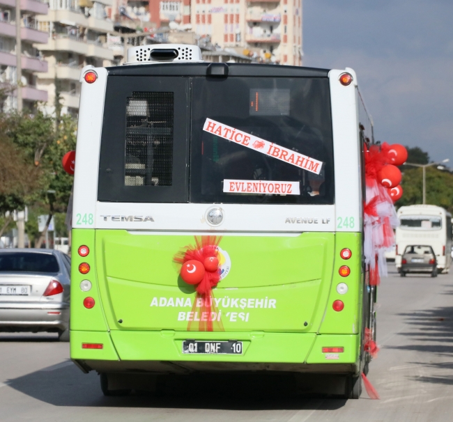 Kullandıkları otobüs gelin arabaları oldu